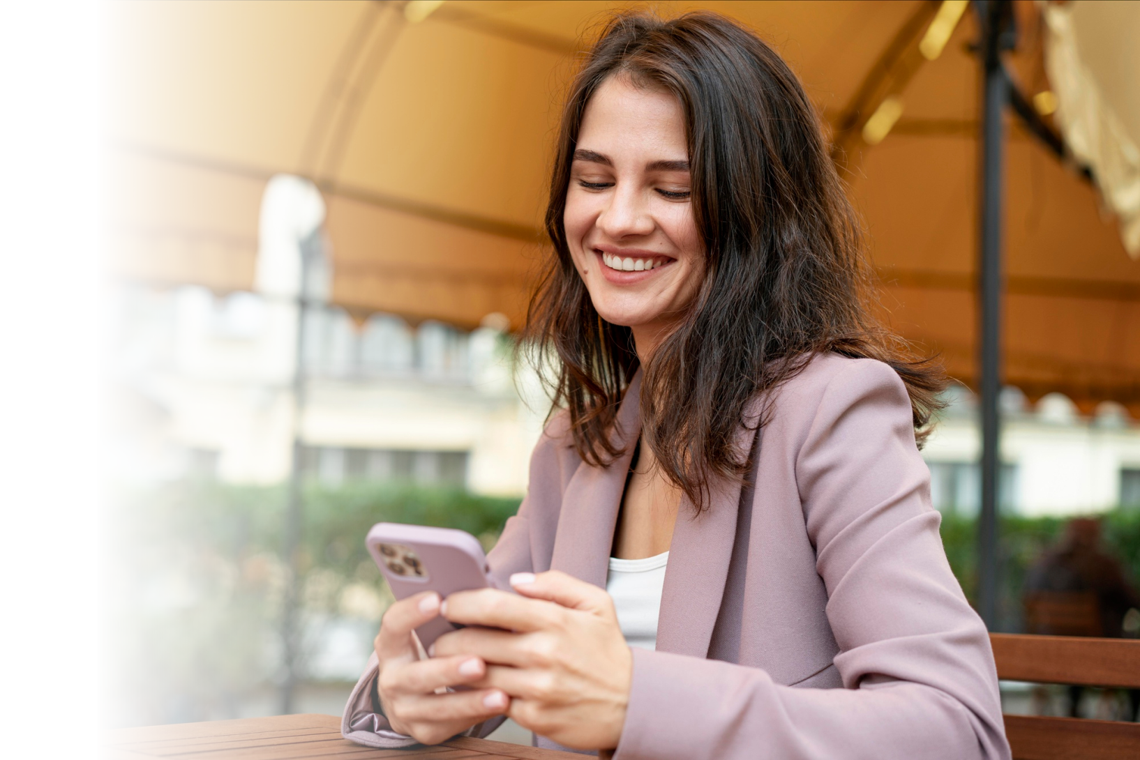 Cliente feliz realizando agendamento pelo celular